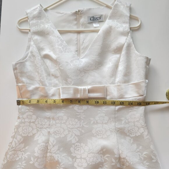 Elegant White Sleeveless Dress - Picture 6 of 7